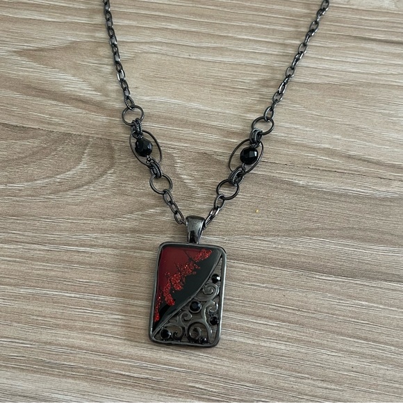 Elegant Black and Red Pendant Necklace - Picture 2 of 2